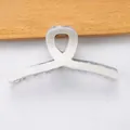 Pinza para el cabello elegante con textura de madera clara y diseño curvo refinado - Grano de Mármol Blanco (D8-2-15)
