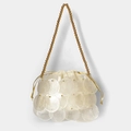 Bunte handgewebte Muschel-Handtasche mit Perlmuttglanz und goldener Perlenkette - Horizontal / Gebrochenes Weiß