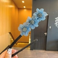 Blauer Blumen-Haarknotenmacher aus Netzgewebe mit Perlen für elegantes Styling - Pfauenblau Netzblumen Haarknoten Macher