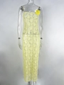 Detail eines gelben Spitzenkleides mit 3D-Blumenakzent und transparenter Textur - S / Dresses / Gelb