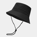 Detail van zwarte outdoorhoed met lasergesneden ventilatiegaten en een verstelbare kinriem - Zwart