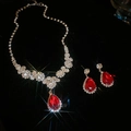 Luxuriöses Schmuckset mit tropfenförmigem rotem Kristallanhänger und passenden Ohrsteckern - Halsketten- und Ohrring-Set / Silber-Rot