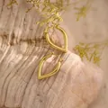 Elegantes pendientes de gota en acero inoxidable chapado en oro de 18K sobre base - Pendientes de botón modernos en V (EH282)