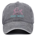 Dettaglio del ricamo silhouette rosa e testo blu su cappellino in cotone grigio scuro - Grigio