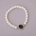 Elastisches weißes Perlenarmband mit schwarzem Herzanhänger und goldenem Wellenrand - Herzanhänger (Schwarz) / Schwarz