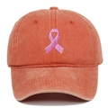 Détail de la broderie ruban rose sur casquette de baseball en coton délavé orange vif - Réglable / Orange