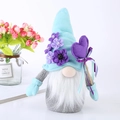 Blauwe moederdag kabouter pop met paarse hartstaf en bloemendecoratie op de hoed - Mannelijke Stijl (met Hartstaf)