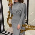 Elegantes graues Langarmkleid mit Stehkragen und Raffungen vor antikem Goldspiegel - S / Grau