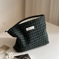Détail d'une pochette à maquillage en tweed écossais avec étiquette et fermeture éclair - Petit carreau vert foncé