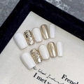 Faux ongles faits main blanc laiteux et miroir doré pailleté de forme carrée moyenne - Très Petit (XS) / 2052 Forme Cercueil Court