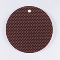 Bruine ronde siliconen placemat met honingraatstructuur en ophanggat voor in de keuken - koffiekleur