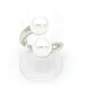 Minimalistischer offener Edelstahlring in Silber mit zwei weißen runden Perlen - Doppelperle Offener Stil (PB613) / Silber