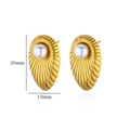 Vista dettagliata degli orecchini a conchiglia dorati con misure 25mm x 15mm - Orecchini a goccia dorati con conchiglia a onde e perla(4784G)