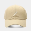 Primer plano detallado del bordado diagonal blanco en una gorra de béisbol color beige - Ajustable / Caqui