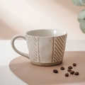 Tazza in ceramica beige con linee geometriche a rilievo e texture naturale punteggiata - Tazza a righe oblique