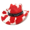 Dettaglio di un cappello da cowboy rosso con stampa mucca e distintivo a testa di toro - M (56-58cm) / Parte Superiore a Cuore Rosso