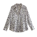 Détail d'une chemise en satin à imprimé léopard avec col rabattu et boutons - Pierre Tachetée