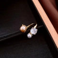 Bohemian ring met heldere edelsteen en goud-witte parels op een fluwelen dienblad - Goudkleurige Verstelbare Ring Met Dubbele Steen (18#)