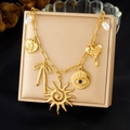 Pulsera dorada con dijes de sol, ojo y corazón sobre un joyero color beige - Estilo de Múltiples Colgantes Dorados (N3882)