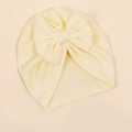 Détail du grand nœud et de la texture côtelée douce du bonnet turban crème pour bébé - Blanc Cassé
