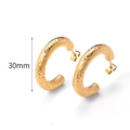 Orecchini a cerchio a C in acciaio al titanio placcato oro 18K con texture martellata - Oro 18K / Oro