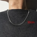 Vista dettagliata di una collana a serpente piatta argento 50 cm indossata - Argento-50cm