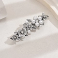 Dettaglio del fermaglio vintage in argento antico con rose in metallo e perle bianche eleganti - Argento Antico