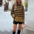 Jersey de cuello alto a rayas para mujer en caqui y negro con un ajuste de punto casual - S / Marrón