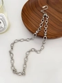 Dettaglio collana in argento con chiusura a moschettone e catena regolabile su legno - Catena a Maglie Grosse / Catena a Maglie Acciaio