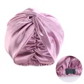 Detalle del gorro de dormir de satén rosa con nudo frontal y hebilla negra ajustable - Morado