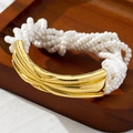 Vintage Mehrreihiges Perlenarmband mit geschwungenem Goldverschluss auf Holz - Weiße Künstliche Perlen Metallarmband (MS-5024)