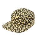 Detail der 5-Panel-Camp-Cap mit Leopardenmuster, Metallösen und flachem Schirm-Design - Verstellbar / Gelb Leopardenmuster