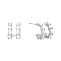 Détails macro des boucles d'oreilles argentées avec double rangée de zircons baguettes - Boucles d'Oreilles Clous Zirconia Carrés à Double Rangée-Argent