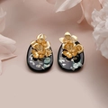 Détail de boucles d'oreilles vintage en résine avec fleurs dorées et incrustations nacrées - 21# Sombre Ovale Coquillage Fleur (5915056812139)