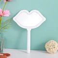 Specchio a mano bianco a forma di labbra con impugnatura ergonomica su una toletta - Bianco