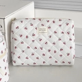 Beauty case in cotone trapuntato bianco con stampa a ciliegie ed etichetta - Bacche Trapuntate - Pochette Piatta