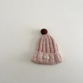 Primer plano de gorro de punto rosa con pompón marrón y suave tejido de lana gruesa - Aprox. 2-4 Años / Rosa