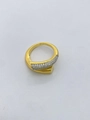 Detail eines 18k vergoldeten Bypass-Rings mit mikroverzierten Zirkonia-Steinen - Einstellbar Offen / Überkreuzter Pave-Stil-02