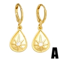 Vintage gouden druppeloorbellen met gegraveerde ster en zirkoon op witte achtergrond - Waterdruppel Sterrenstraal (A)