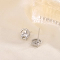 Elegante kat en maan oorknopjes met zirkonia kristallen op beige linnen achtergrond - Kattenmaan / Zilver