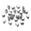 Dettaglio di perline distanziatrici a cuore argento da 7mm per creazioni di gioielli DIY - Oro bianco