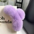 Nahaufnahme einer hellvioletten Plüsch-Haarklammer mit weicher Fellstruktur und Griff - Kunstpelz / Lila