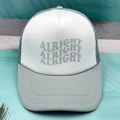 Vorderansicht der grau-weißen Netz-Trucker-Kappe mit dreizeiligem Textaufdruck - Einheitsgröße / Grau