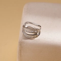 Dettaglio dell'orecchino a polsino in argento con doppia fila di zirconi e triplo strato - Ear Cuff Argento a Doppio Strato (Pezzo Singolo)