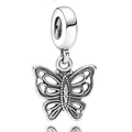 Charm papillon en argent ajouré avec détails en oxyde de zirconium sur fond blanc - Spécification Standard / Papillon Argent Évidé (L01227/43-27)
