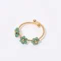 Verstellbarer 18k vergoldeter Ring mit drei zarten grünen Blumenanhängern - Grün