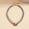 Detalle de collar de perlas de doble capa con elegante colgante de flor de strass y cierre - Gris