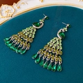 Dettaglio di orecchini vintage a pavone con strass verdi e finitura placcata in oro - Orecchini Pendenti con Nappa Verde Pavone