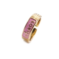 Dettaglio anello placcato oro con smalto rosa e decorazione con scritta chaos - Aperto Regolabile / Rosa