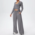Détail du haut cache-cœur gris foncé avec liens et pantalon large assorti à taille haute - Gris fumé